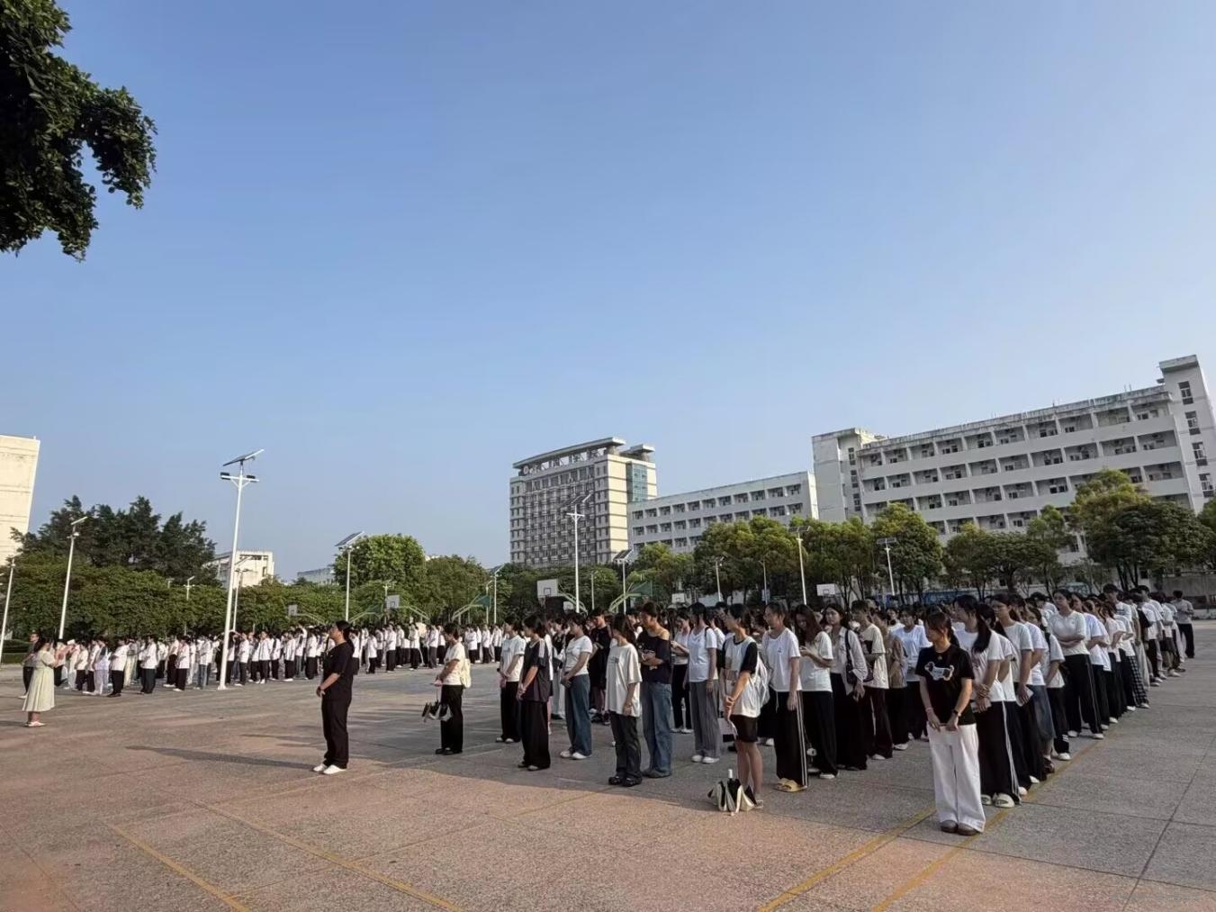 经管系举行“永葆纯真底色，砥砺奋进前行”主题升旗仪式